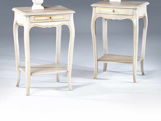 PAIRE DE TABLES DE CHEVET de forme violonnée...