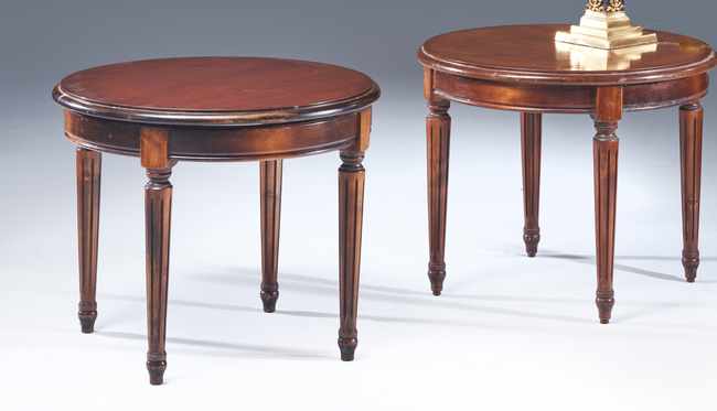 PAIRE DE TABLES BASSES circulaires, en bois...