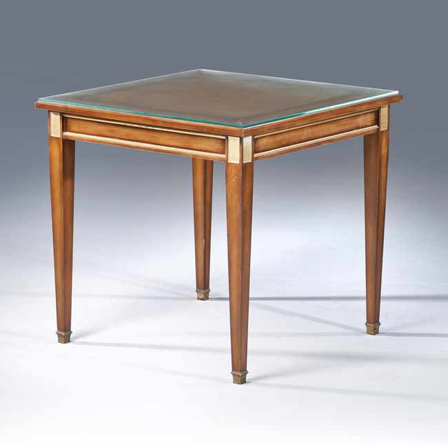 TABLE A JEU carré en bois teinté façon acajou...