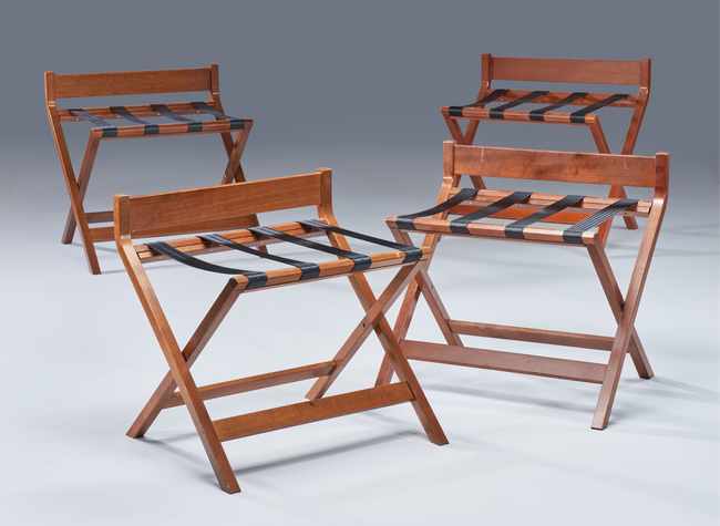 QUATRE PORTE-BAGAGES pliants en bois teinté...