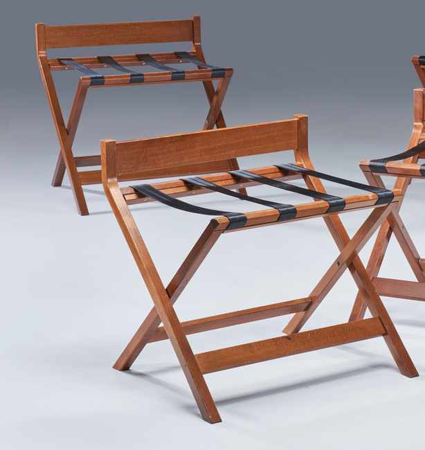 DEUX PORTE-BAGAGES pliants en bois teinté...