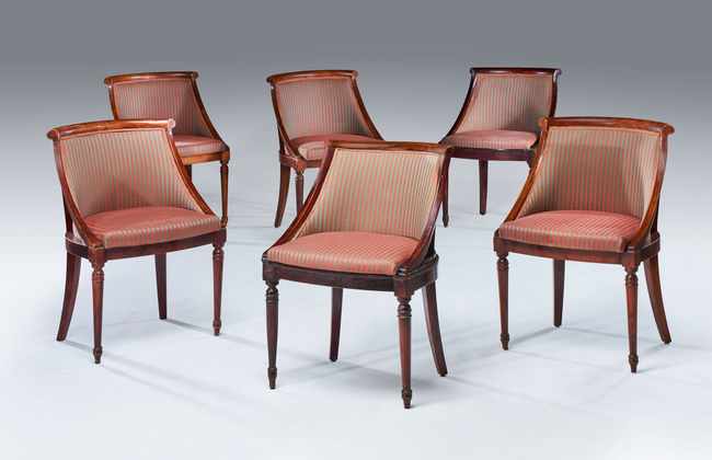 SIX CHAISES GONDOLES en bois mouluré, teinté...
