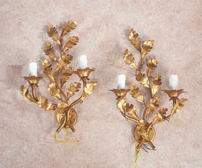 PAIRE D'APPLIQUES en métal doré à deux bras...
