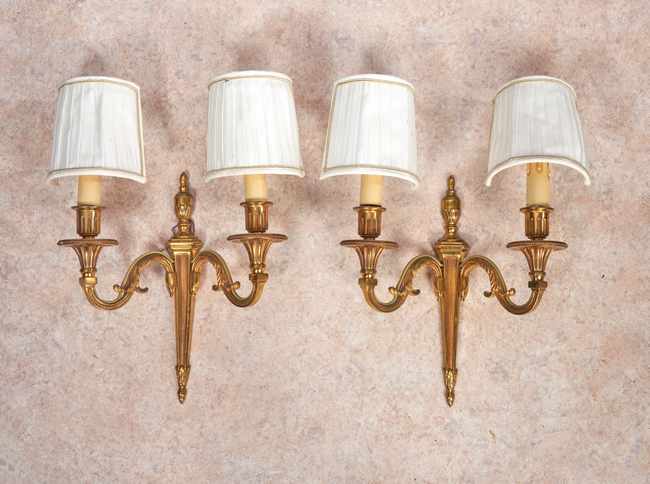 DEUX PAIRES D'APPLIQUES en bronze doré et...