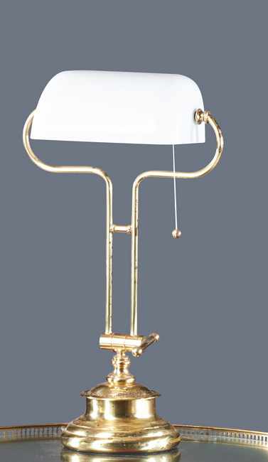 LAMPE DE BUREAU en laiton doré, le fût amovible...