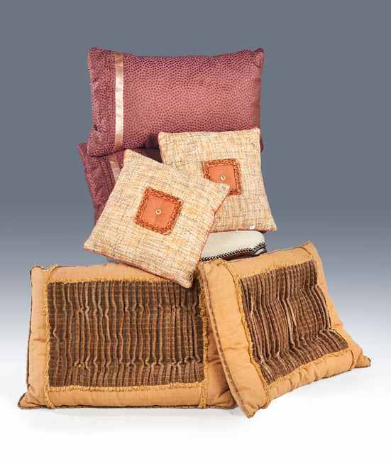 DEUX PAIRES DE COUSSINS en cotonnade polychrome...