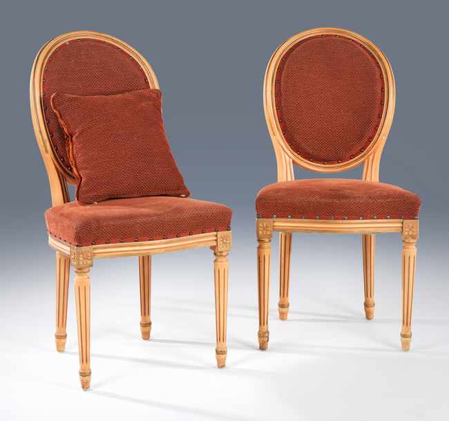PAIRE DE CHAISES à dossier médaillon en bois...