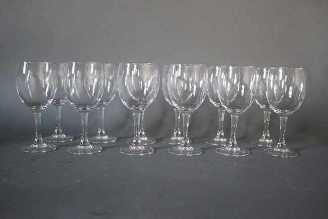 DOUZE VERRES A PIED en verre.