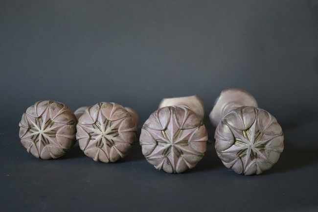 QUATRE PATERES en bois laqué rose et rechampi...