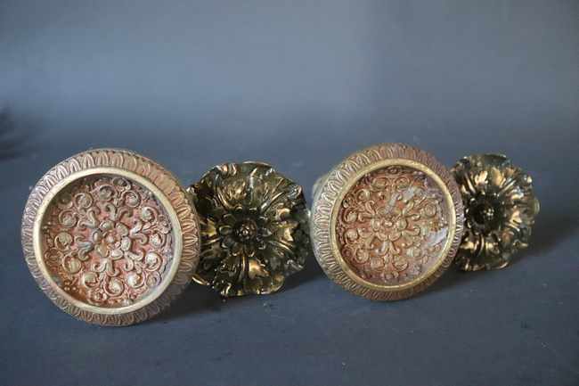 QUATRE PATERES en laiton et bronze doré l'une...
