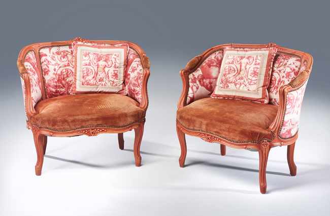 PAIRE DE LARGES FAUTEUILS CRAPAUD en bois...