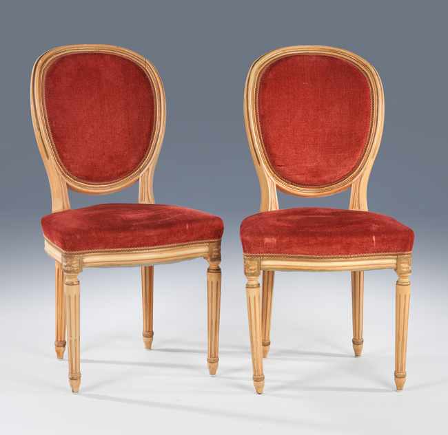 PAIRE DE CHAISES à dossier médaillon cabriolet...