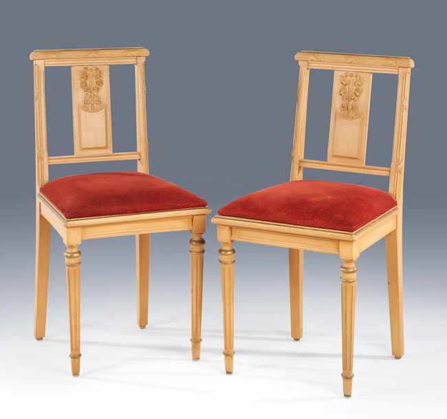 PAIRE DE CHAISES en bois mouluré, sculpté...
