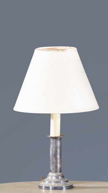 PAIRE DE LAMPES en forme de bougeoir en métal...