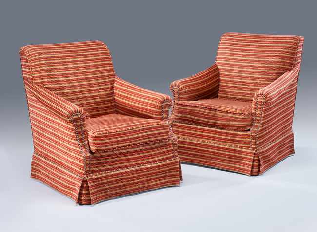PAIRE DE FAUTEUILS confortables à dossier...