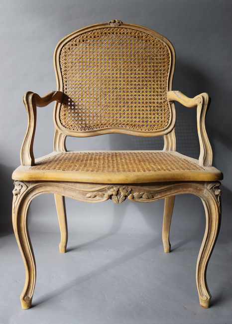FAUTEUIL à la reine canné à dossier violoné...