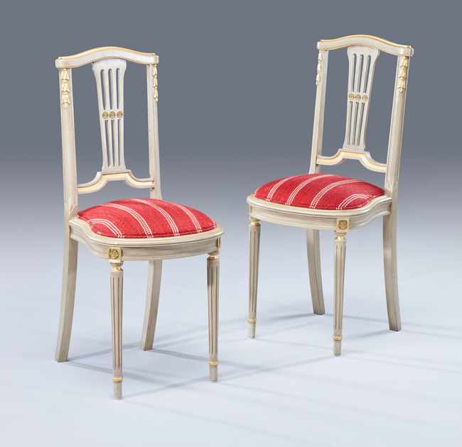 PAIRE DE CHAISES à dossier lyre et anse de...