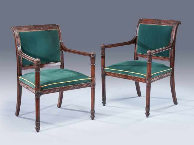 PAIRE DE FAUTEUILS à dossier droite en enroulement...