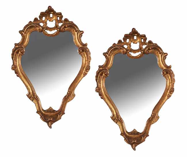 PAIRE DE MIROIRS de forme écusson en bois...