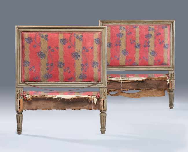 PAIRE DE PETITES TÊTES DE LIT ou BANQUETTE...