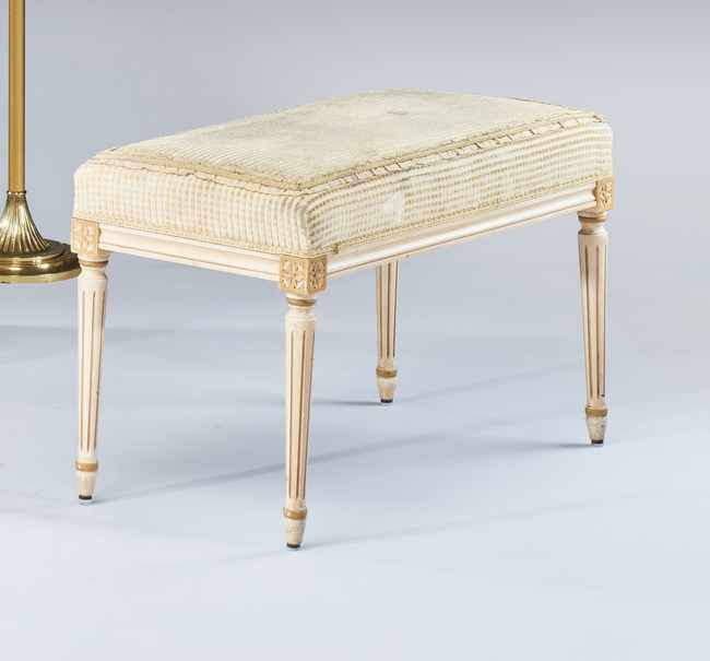 TABOURET BOUT-DE-LIT, en bois laqué crème...