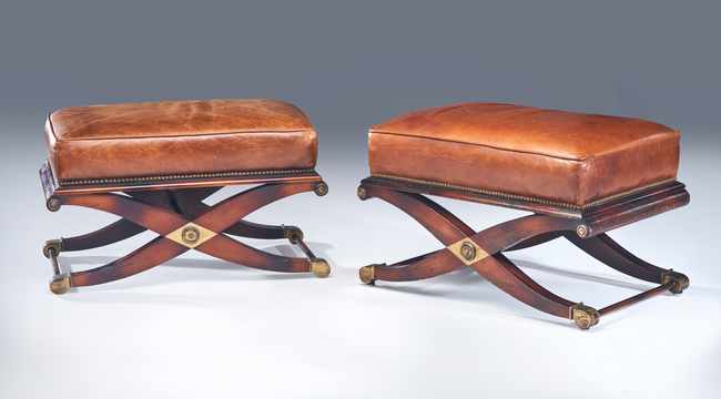 PAIRE DE BANQUETTES en bois mouluré teinté...