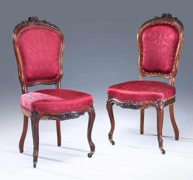PAIRE DE CHAISES à dossier violonné en bois...