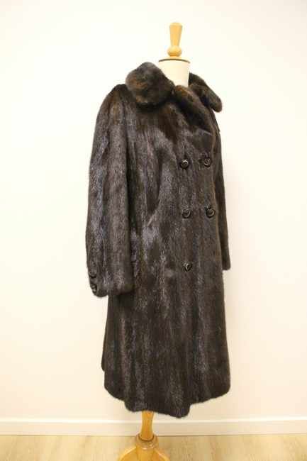 MANTEAU LONG en vison brun à large col, six...