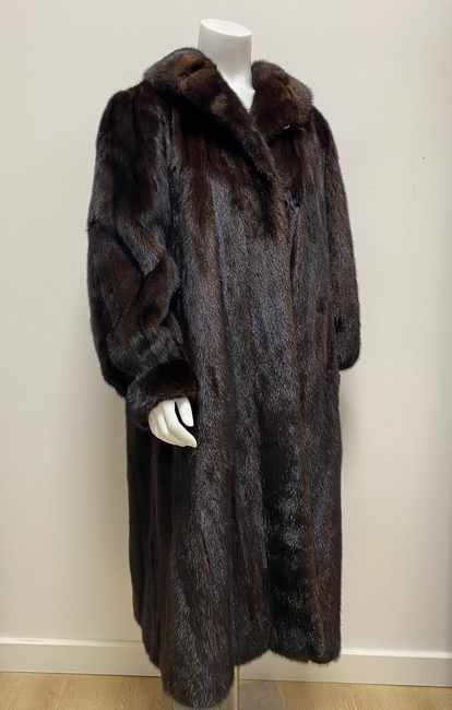 MANTEAU LONG en vison brun à large col et...