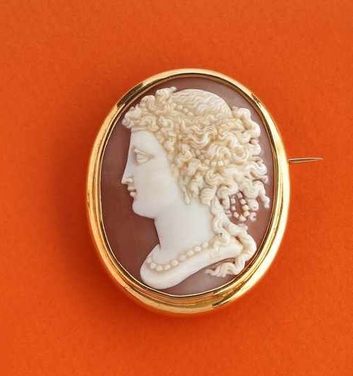 BROCHE camée sur agate sculpté d'un profil...