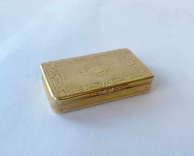 PETITE BOÎTE tabatière rectangulaire en or...