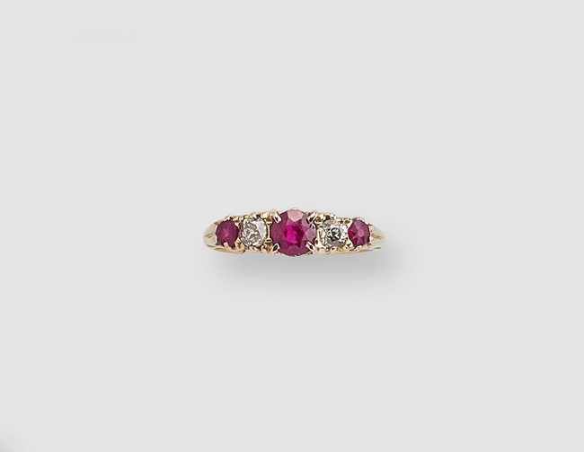 BAGUE en or (750) avec avec trois rubis alternés...