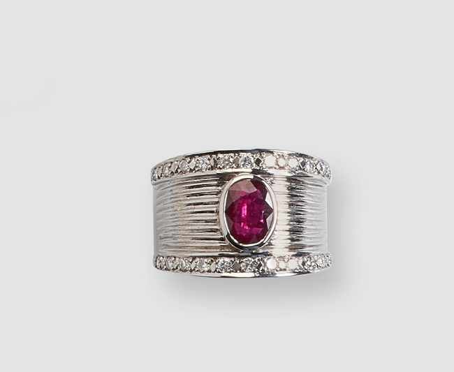 BAGUE jonc en or gris (750) ornée d'un rubis...