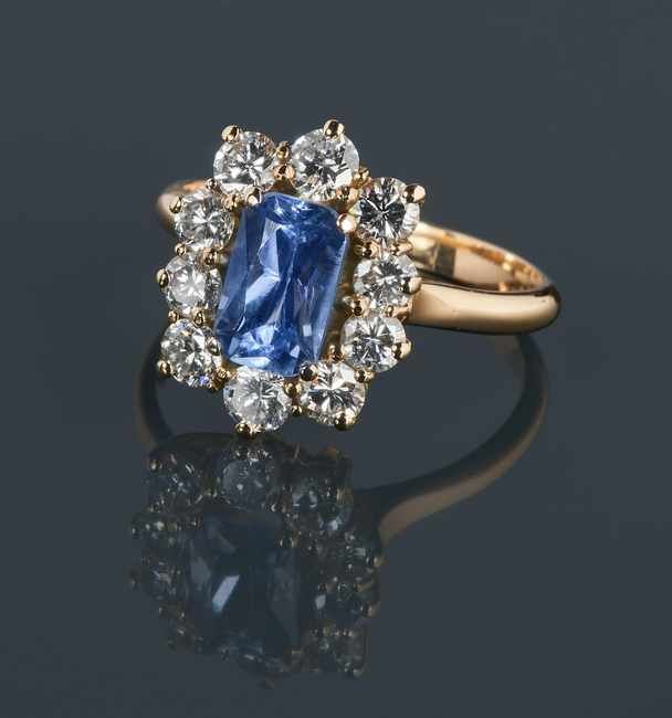 BAGUE marguerite en or (750) ornée d'un saphir...