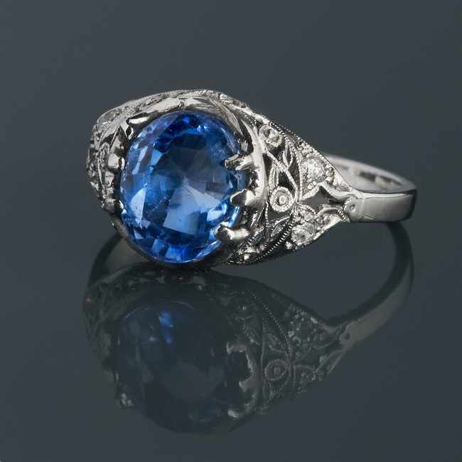 BAGUE dôme en or gris (750) à châton de rinceaux...