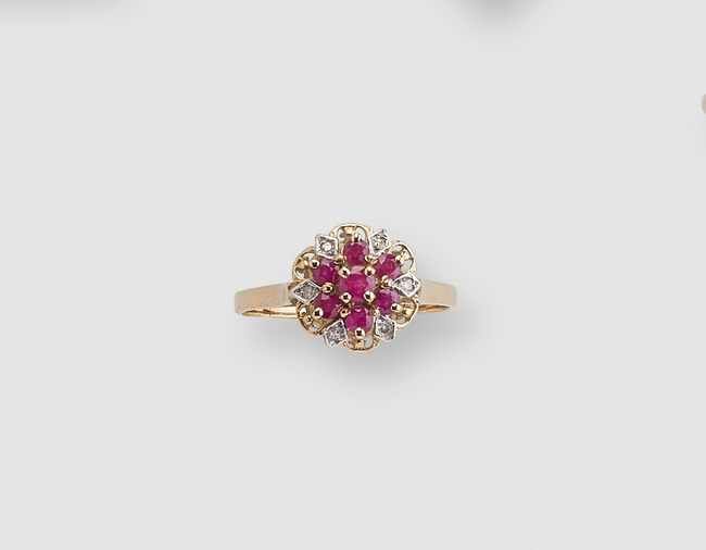 BAGUE en or (750) à châton ajouré stylisant...