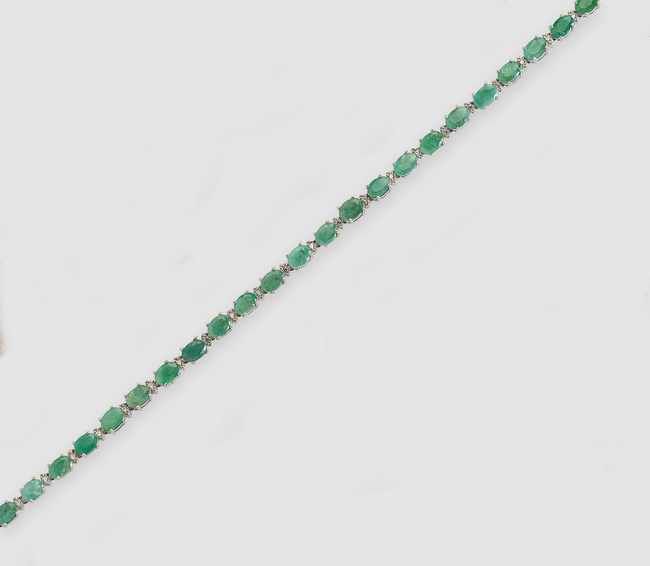 COLLIER ligne en argent (925) avec émeraudes...