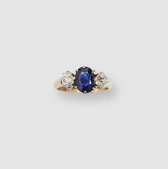 BAGUE en or (750) ornée d'un saphir taille...