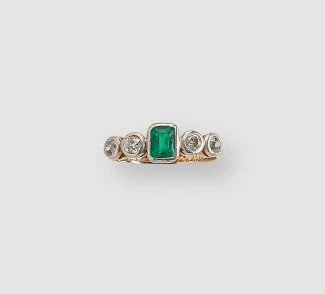 PETITE BAGUE en or jaune et gris (750) ornée...