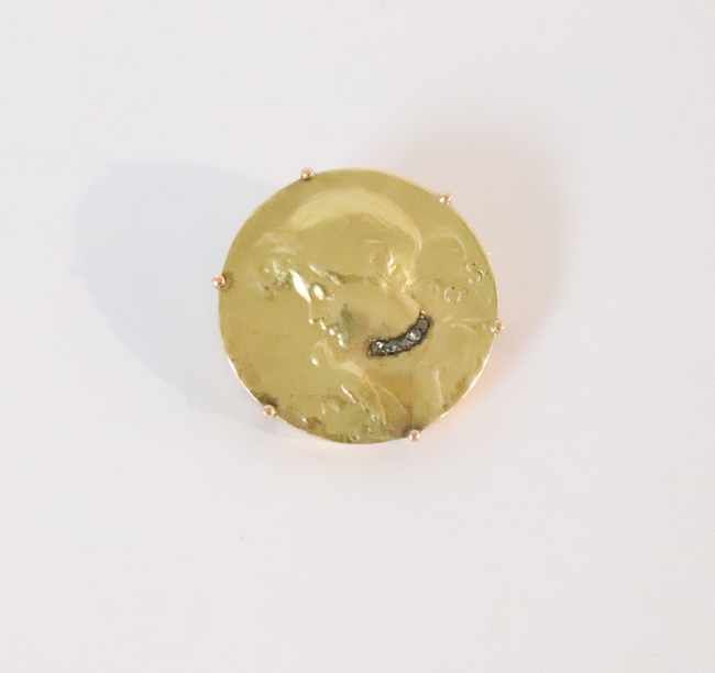 BROCHE ronde en or jaune (750), à profil...