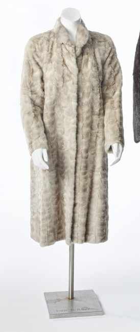 MANTEAU LONG en vison gris, fermeture à trois...