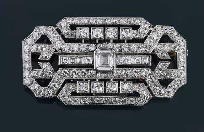 BROCHE ART DECO en or gris (750) aux lignes...