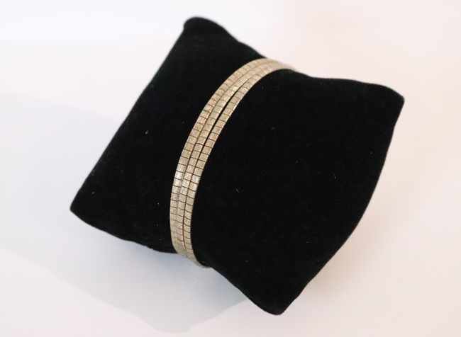 BRACELET en or gris (750) à trois rangs de...