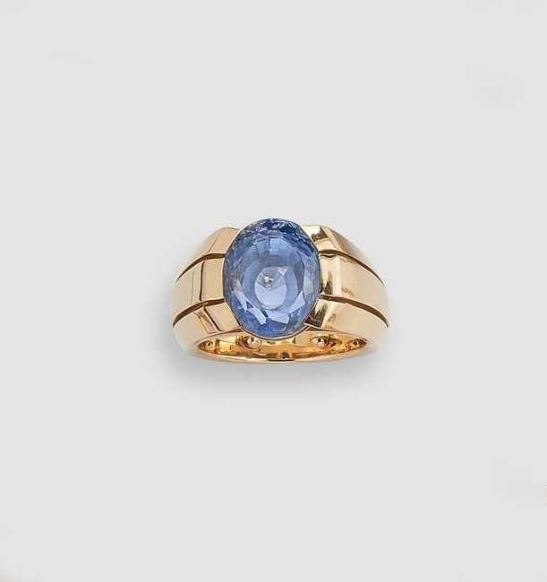 BAGUE MODERNE en or (750) ornée d’un saphir...