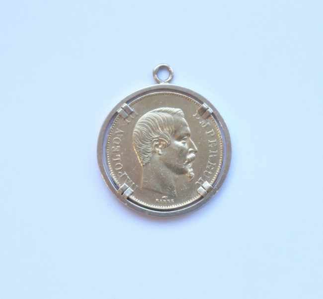 PENDENTIF en or (750) retenant une pièce...