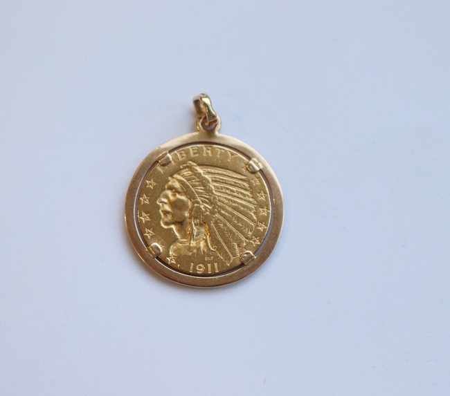 PENDENTIF en or (750) retenant une pièce...