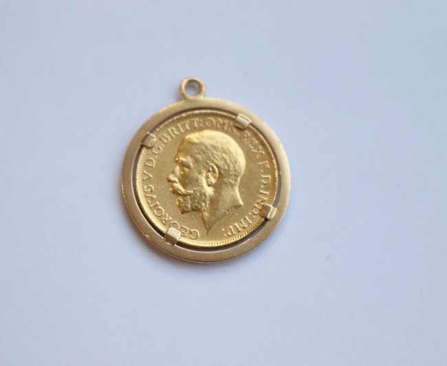 PENDENTIF en or (750) retenant un Souverain...