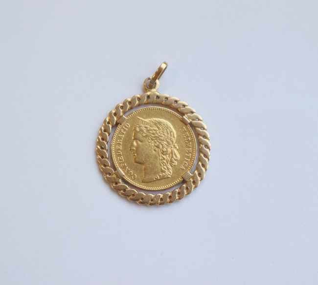 PENDENTIF en or (750) retenant une pièce...