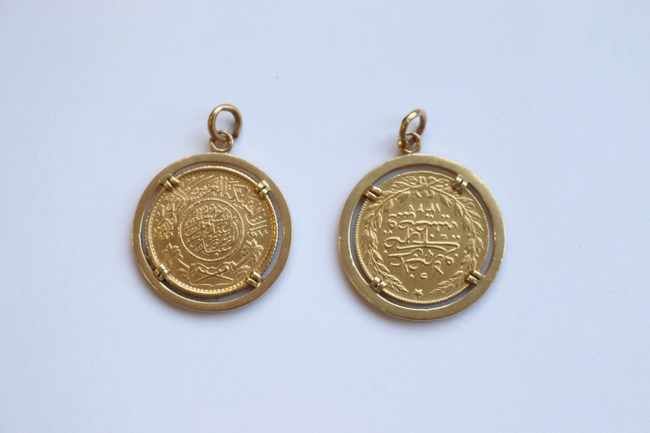 DEUX PENDENTIFS en or (750), l'un avec pièce...