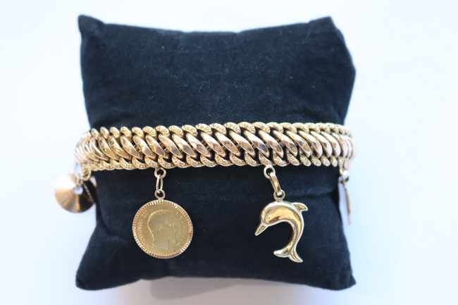 BRACELET à maille américaine et breloques...